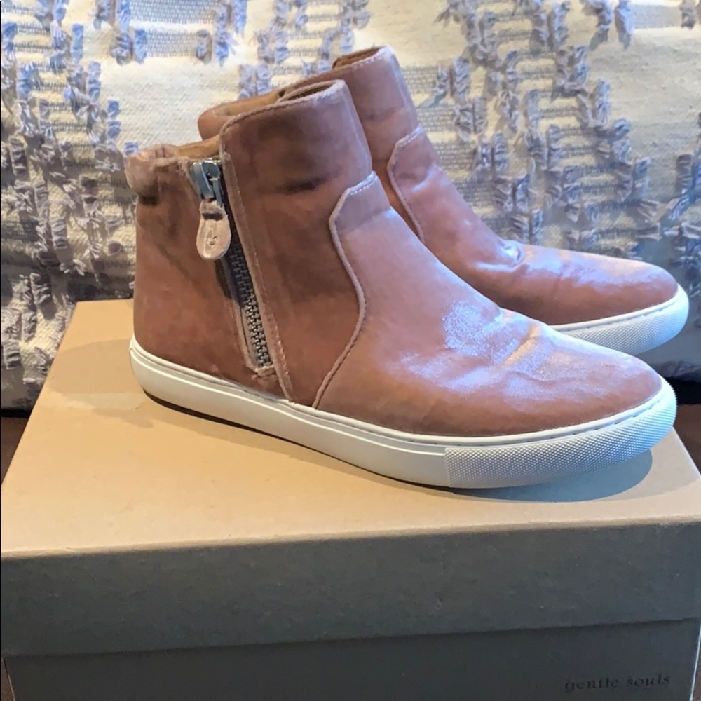 Gentle souls blush crushed velvet booties SZ 8